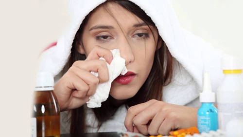 Vì sao cứ uống thuốc cảm cúm là buồn ngủ?