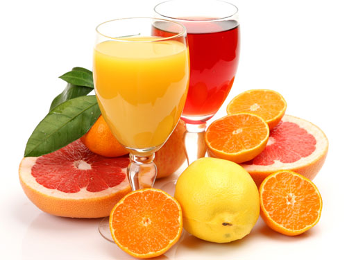 Bổ sung nước hoa quả giàu vitamin để tăng cường sức đề kháng cho cơ thể người bệnh thủy đậu