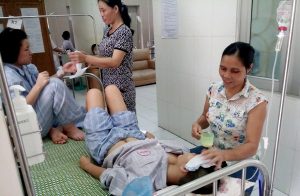 Bệnh nhân mắc bệnh sốt xuất huyết đang điều trị tại Bệnh viện Bệnh Nhiệt đới TW