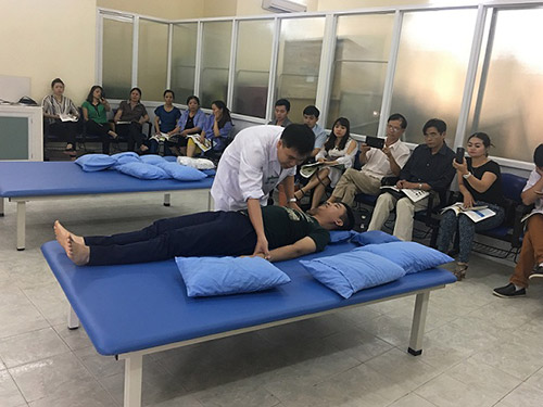 Lớp học phục hồi chức năng cho người nhà của bệnh nhân đột quỵ được tổ chức tại Bệnh viện Bạch Mai