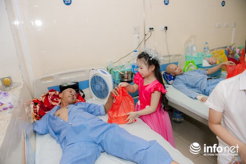 Các bé mẫu nhí mang quà vào tận giường bệnh tặng bệnh nhân