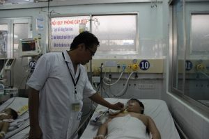 BS Trương Hữu Khanh đang kiểm tra một ca viêm não hôn mê, thở máy.