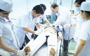 Các bác sĩ đang cấp cứu nạn nhân tại BVĐK tỉnh Kon Tum. Ảnh: TN