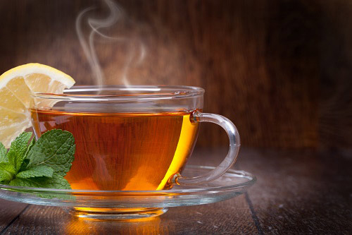 Uống trà nóng hoặc nước ấm phòng ngừa viêm xoang