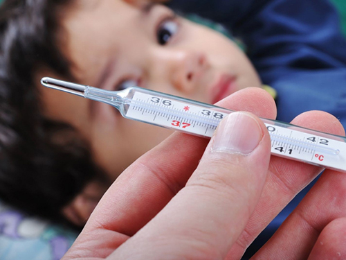 Trẻ bị sốt xuất huyết thường sốt cao một cách đột ngột trong khoảng thời gian kéo dài