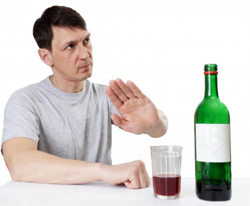 Hạn chế sử dụng rượu cũng là phương án phòng ngừa bệnh loãng xương