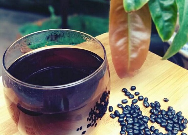 Nước uống từ đậu đen rang để tăng cường sức khỏe