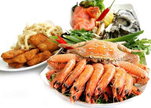 <center><em>Không nên ăn các loại hải sản chứa protein lạ</em></center>